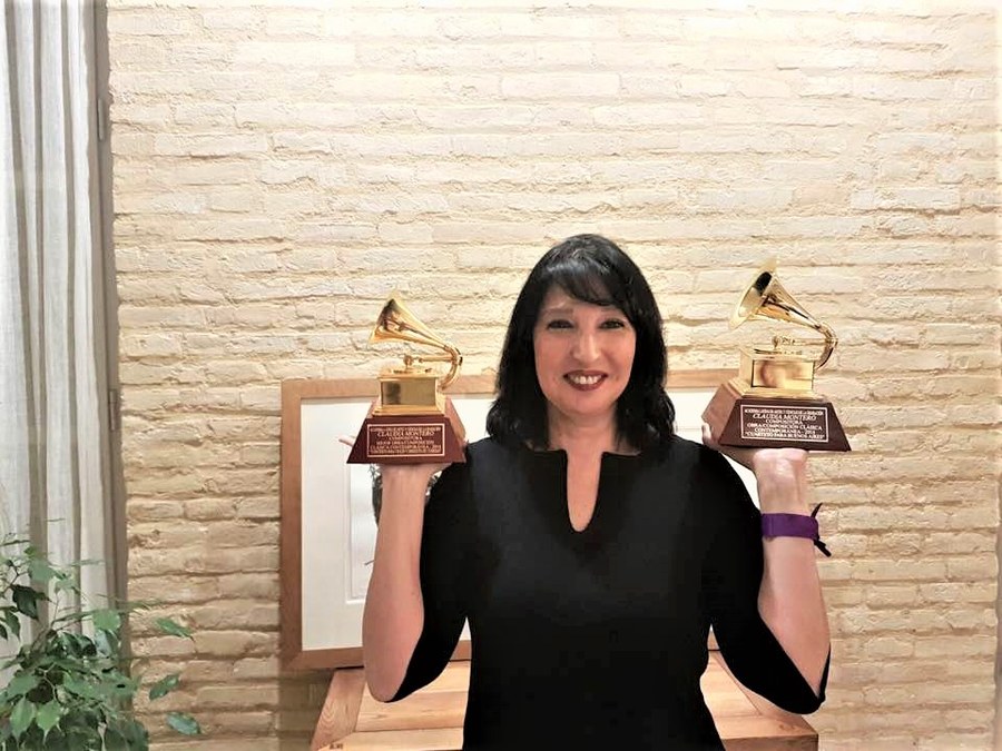 Claudia Montero con sus Latin Grammys